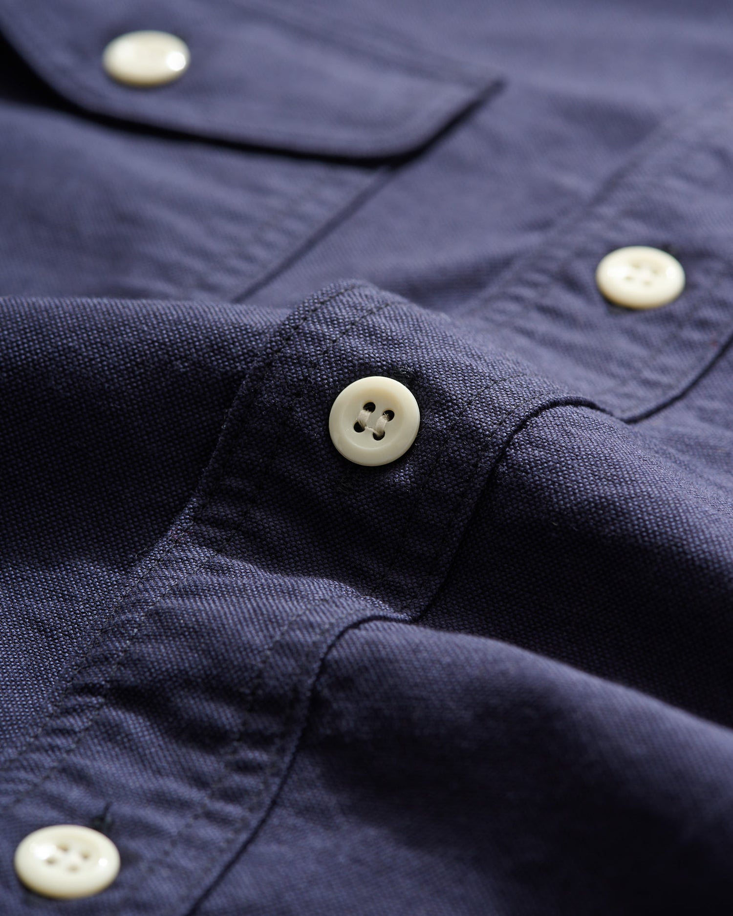 "R" Shirt in Navy