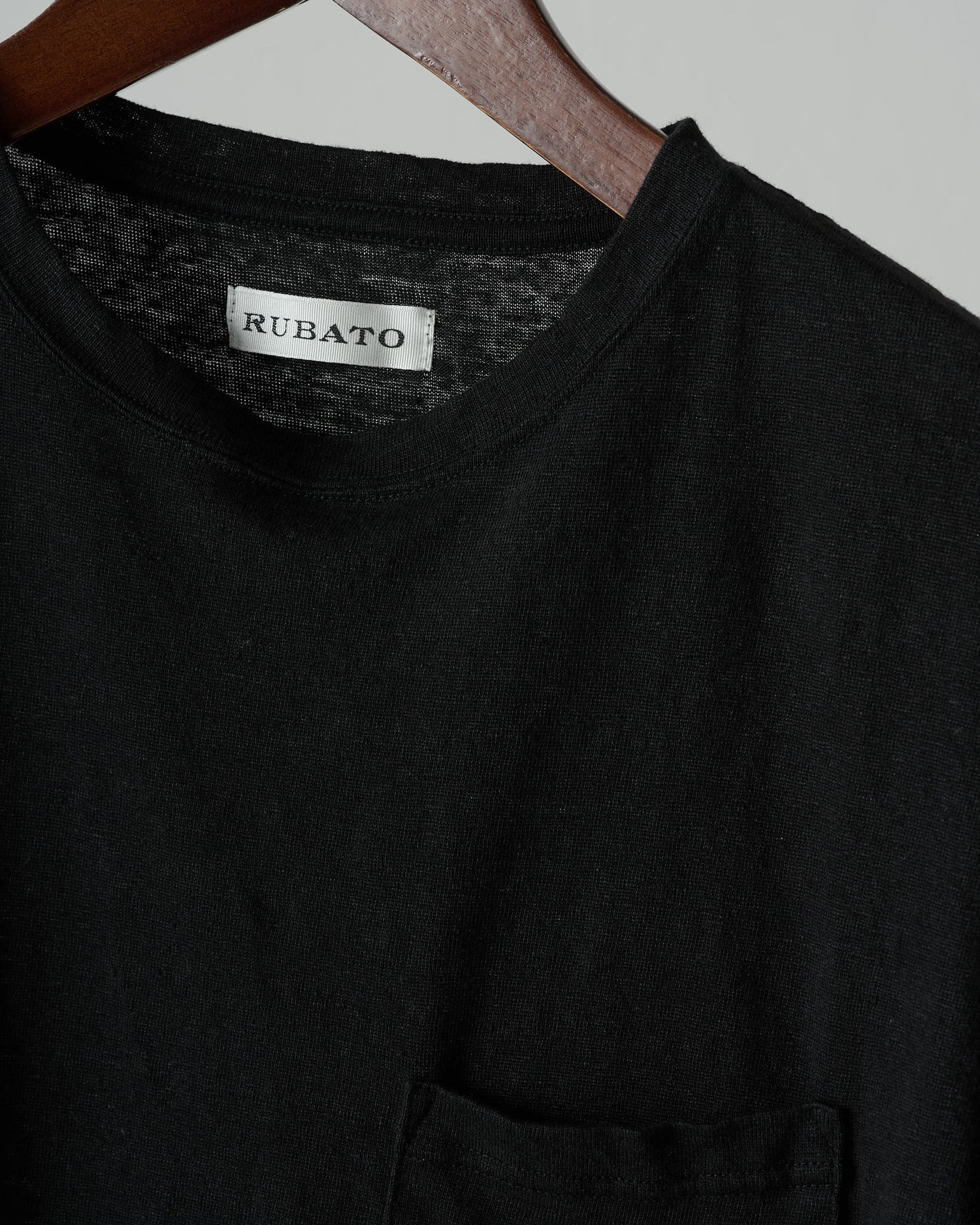 Standard T-shirt in Black Linen