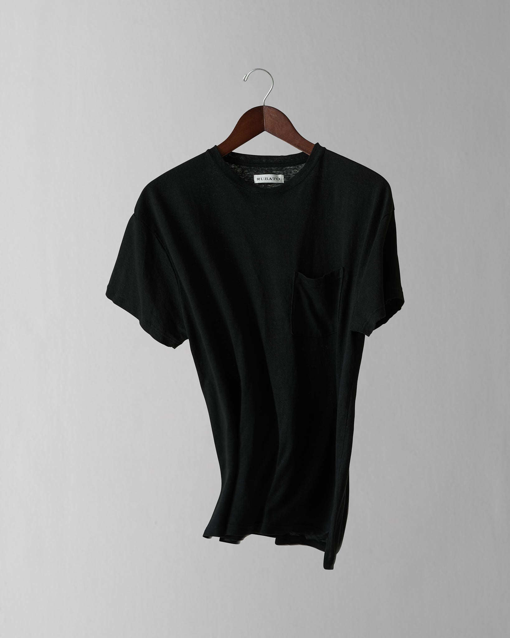 Standard T-shirt in Black Linen