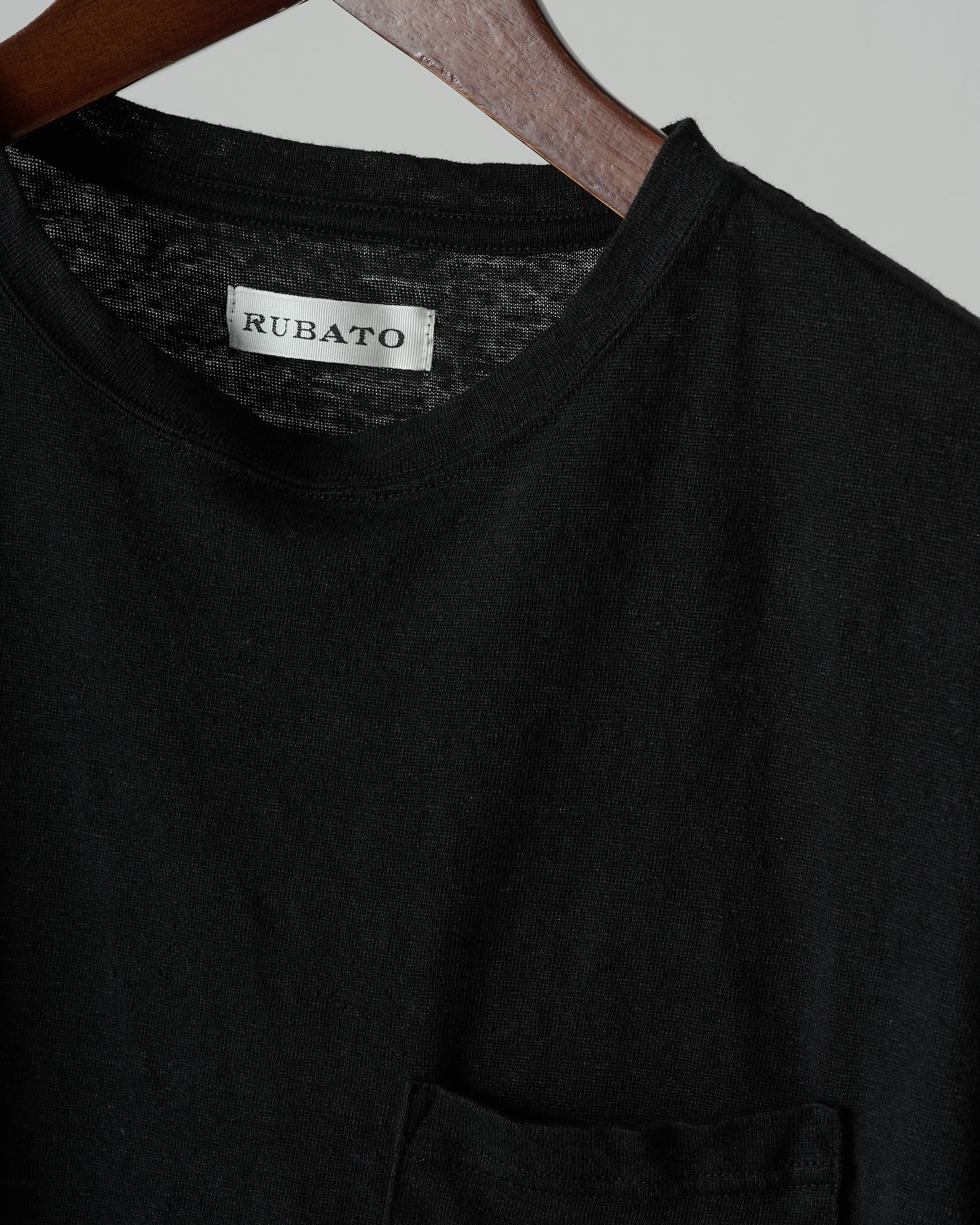 Standard T-shirt in Black Linen