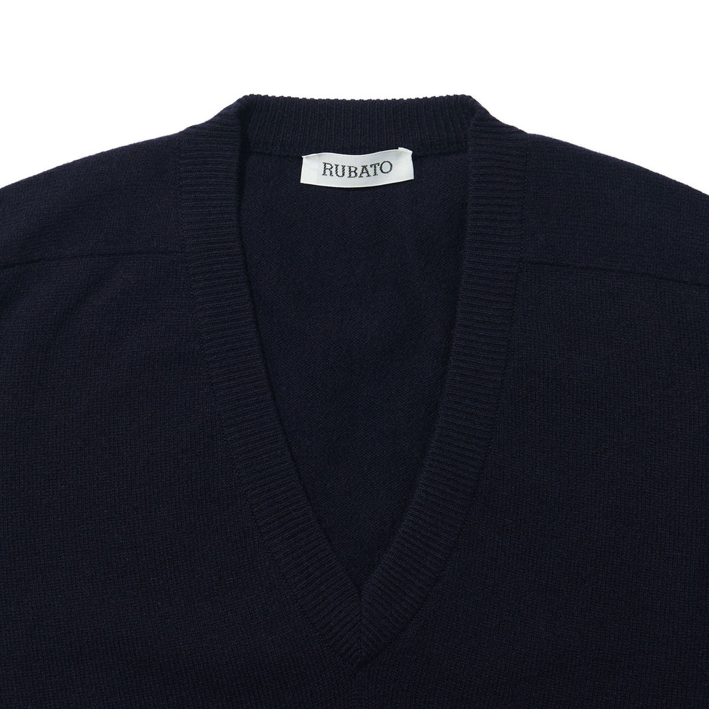 Standard V-Neck in Navy